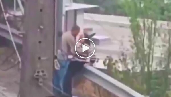 Пристрасні обійми на краю прірви