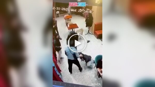 У Казахстані відвідувачі влаштували бійку з жінкою через розлитий на диван чай