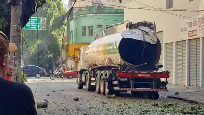 The explosion of a gas company tanker was caught on video in Brazil (2 photos + 1 video)