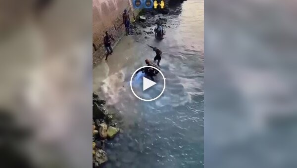 African shaman almost crashed to his death after he wanted to make a spectacular jump into the water