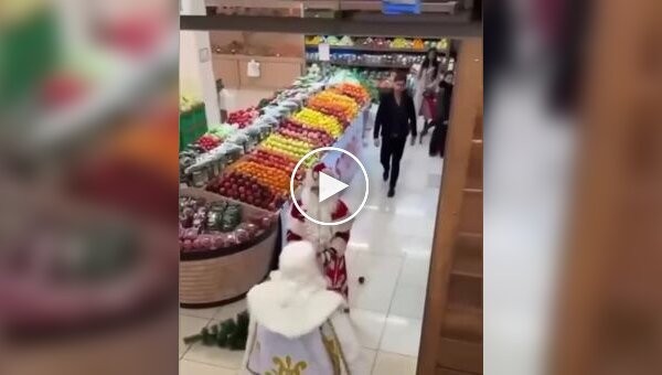 Деды Морозы едва не подрались в продуктовом магазине