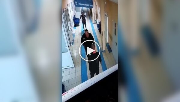 In a regional hospital in Tyumen, a wild patient with scissors attacked medical staff, but received a worthy rebuff.