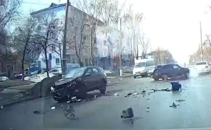 A drunk driver caused an accident with five cars (3 photos + 2 videos)