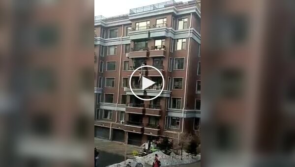 Evacuation through the balcony and a painful landing.