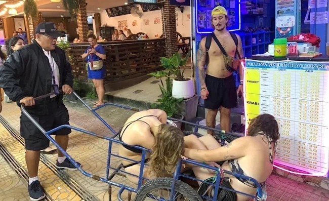 A policeman took two drunk tourists to a hotel in a shopping cart (3 photos)