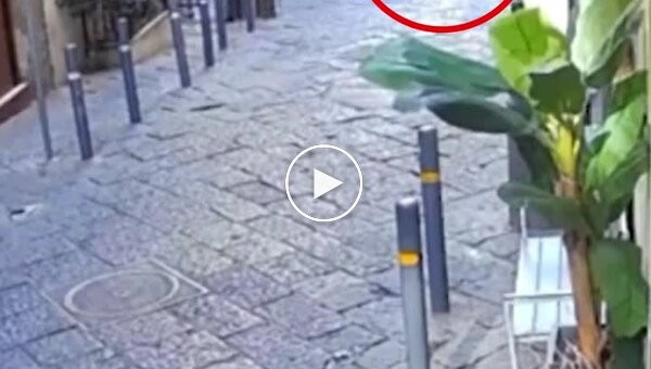 В Италии школьник сбросил с статую с четвертого этажа. Она упала на туристку