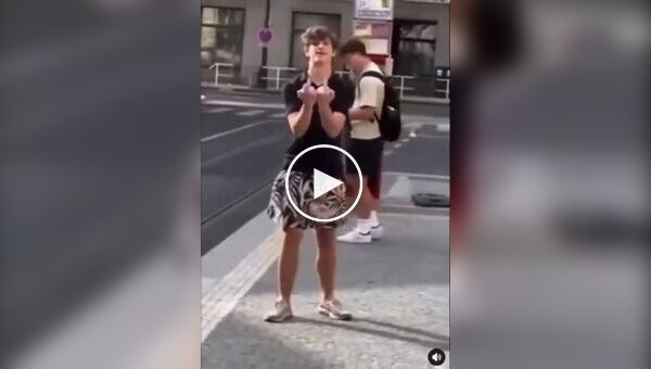 A guy in Prague harasses a pregnant woman and slaps her