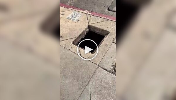 В Голливуде бездомный мужчина обосновался в дыре на тротуаре