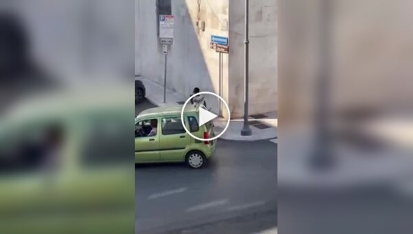 Мужчина с металлическим прутом устроил переполох в центре Италии