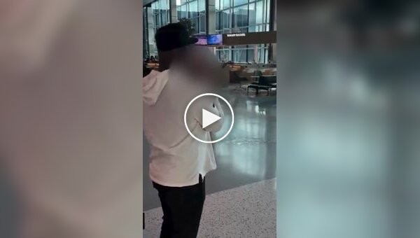 Гола американка влаштувала переполох в аеропорту