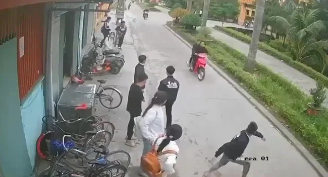 Зумер решил помахать руками перед проезжающими мопедистами (3 фото + 2 видео)