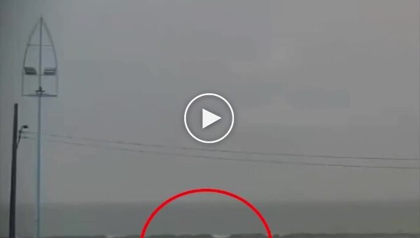 Молния ударила в женщину на пляже