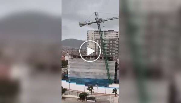 Гигантский кран рухнул на жилые дома из-за сильного ветра