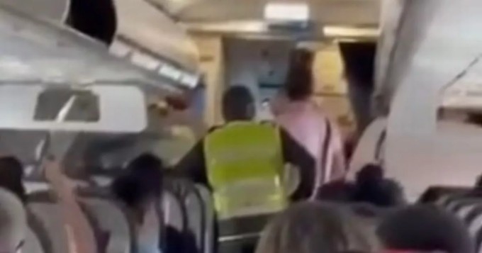 The boy was removed from the flight for refusing to fasten his seat belts (4 photos + 1 video)