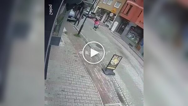 Падение фонаря на жительницу Польши попало на видео
