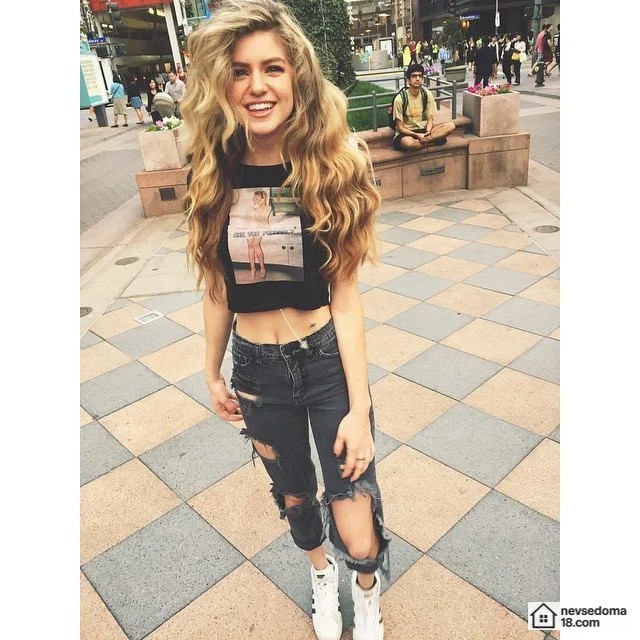 Девушка дня - AnneMarie Morin