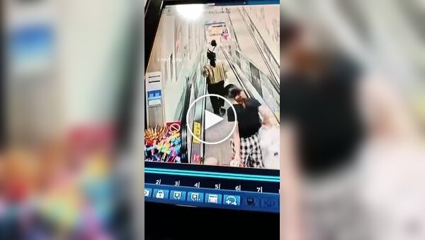 Машинка-каталка сбила женщину с ребенком на траволаторе