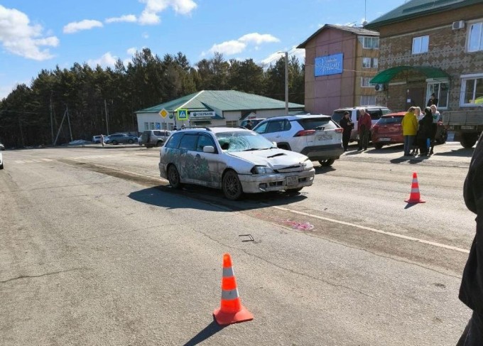 A driver hit children at a pedestrian crossing (4 photos + 2 videos)