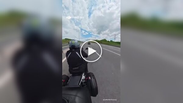 Не смотрит на дорогу, не смотрит в зеркала
