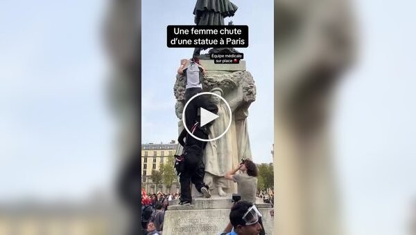 Женщина упала со статуи во время акции протеста в Париже