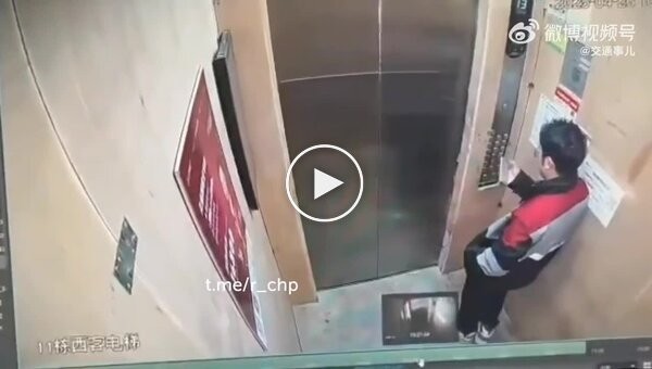 Пес неожиданно напал на мужчину в лифте