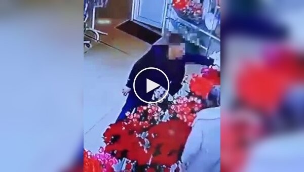 Stunning flowers: a man collapsed on bouquets in a stall and left without paying compensation