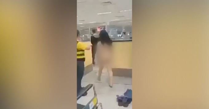 A tourist exposed herself at the airport in the Philippines (3 photos + 1 video)