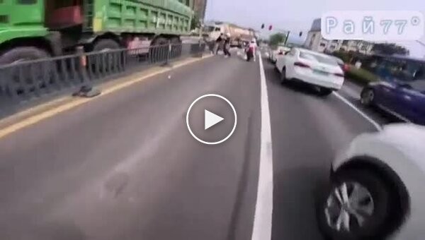 The motorcyclist had to separate fighters on the road twice