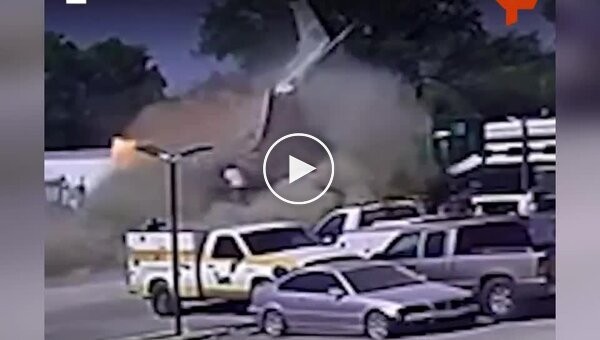 Момент падения самолета на грузовики в Техасе попал на видео
