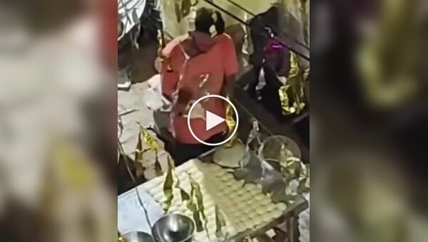Пекарь несколько раз плюнул на тесто для лепешек