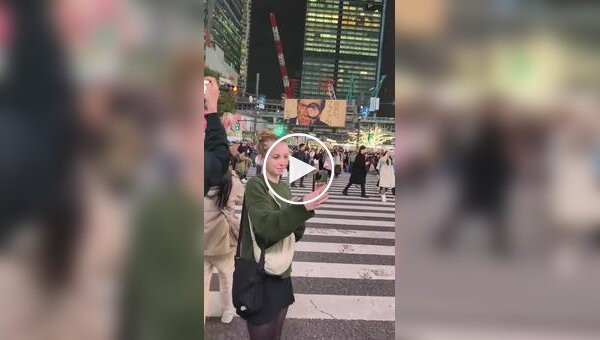 В Японии раздраженная прохожая умышленно толкнула девочку-туристку на дороге