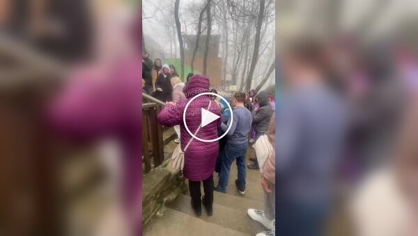 What a jerk!: In Gelendzhik, two women fought in line at a safari park.