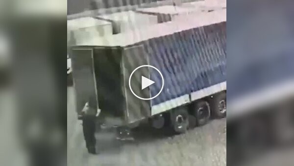 A truck driver from the Moscow region was knocked out by a door during a hurricane