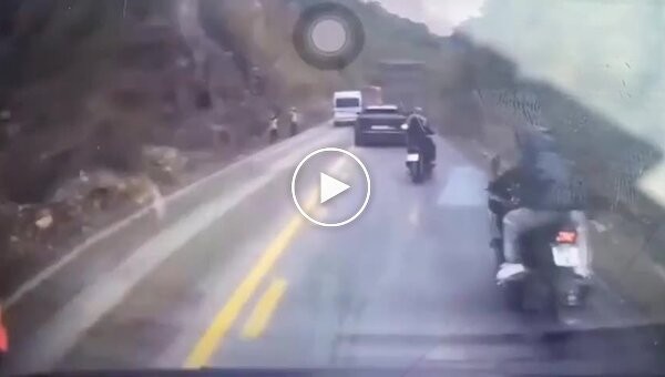 Камнепад сошел на оживленное шоссе