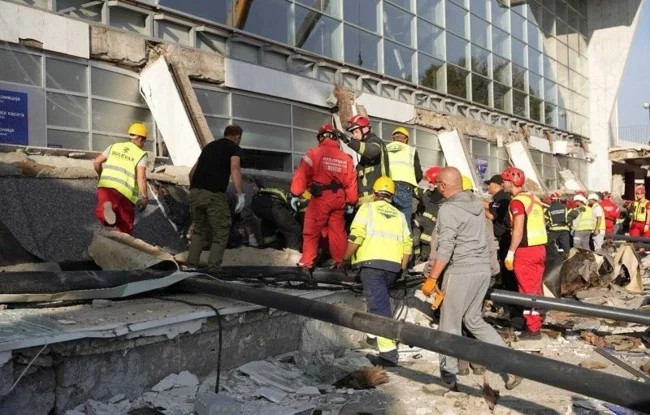 A concrete canopy collapsed on people at a train station in Serbia (4 photos + 4 videos)