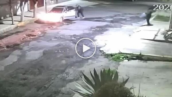 In Mexico City, a father abandoned his 5-year-old son on the street and drove away in a car