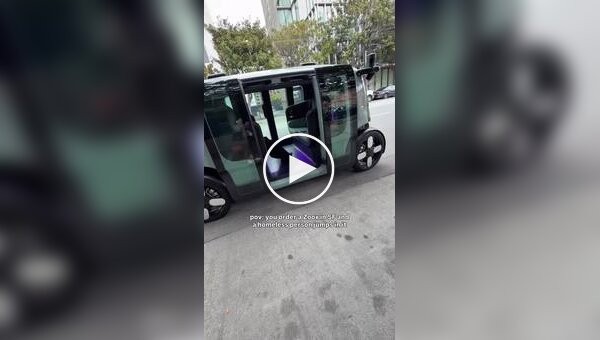 Бездомний намагався покататися з дівчиною на безпілотному таксі
