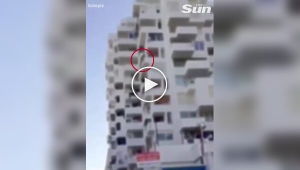 Голый мужчина повис на балконе дома на Ибице