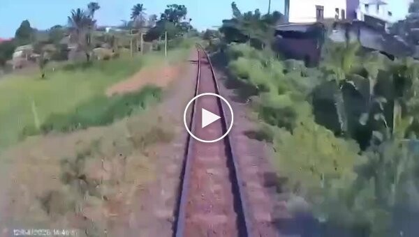 Неудачное место: поезд снес грузовик на железнодорожном переезде