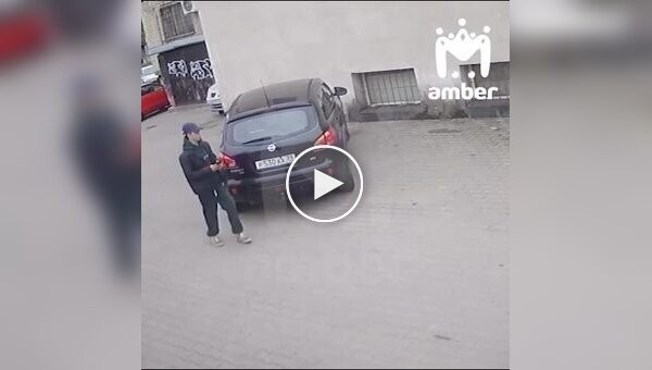 Theft in 30 seconds: a guy stole a phone from a car while the owner was shopping for pilaf