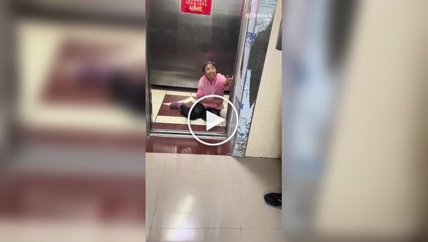 В Китае старушку избили и ограбили в лифте — но прохожие отказались помогать, опасаясь обмана