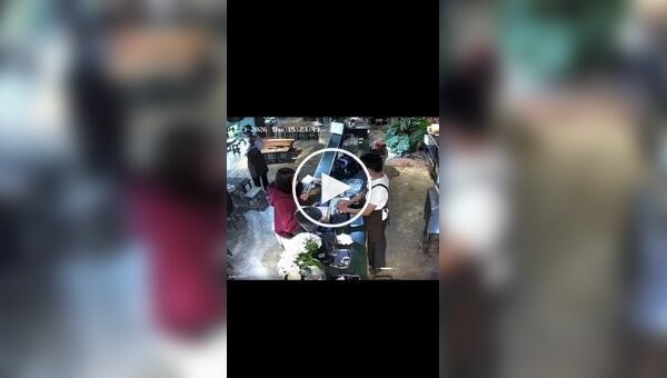 Необычная реакция сотрудника на поведение ребенка