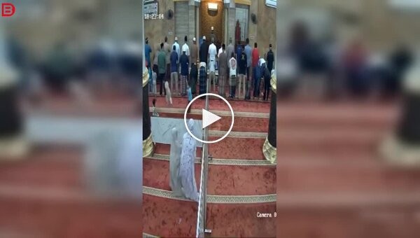 Девочки в мечети опрокинули ограждение, после чего сделали вид что молятся