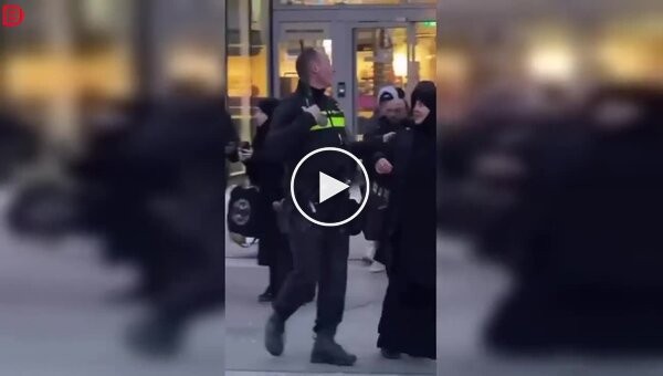 Поліцейський вдарив жінку, яка знімала затримання подруги