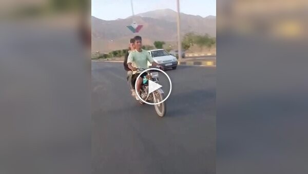 A motorcyclist tried to surprise a passenger, but the motorcycle gave in