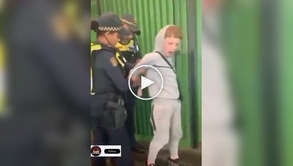 In Australia, an employee Security services slapped an 11-year-old boy during an arrest.