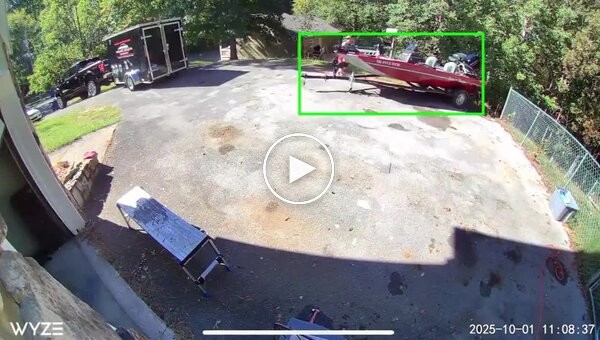 Ушел на дно: попытка парня передвинуть лодку закончилась катастрофой