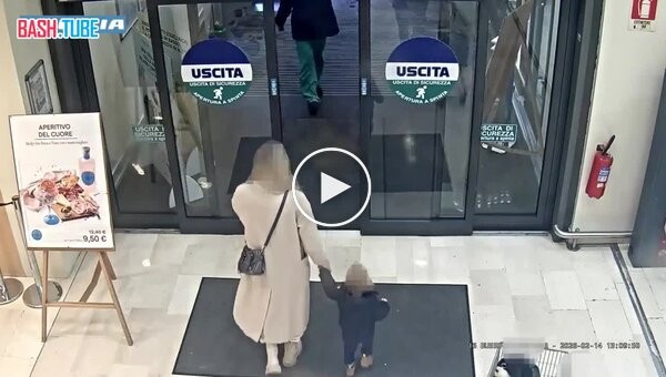 В Італії чоловік спробував вирвати дитину з руки матері