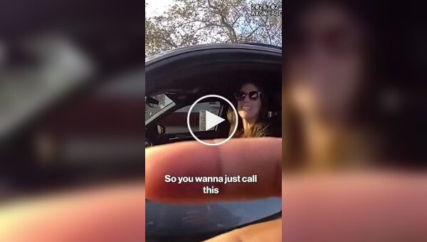 Полицейский обвинил автомобилистку в том, что она разговаривала по телефону за рулем
