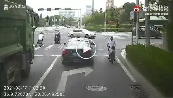 Dangerous blind spots near a truck and a mother with a child on a bicycle.